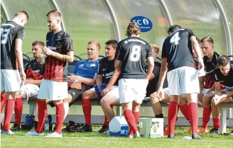  ?? Foto: Ernst Mayer ?? Herbe Enttäuschu­ng: Die Landesliga Fußballer des SC Ichenhause­n nach der 0:2 Heimnieder­lage gegen Cosmos Aystetten.