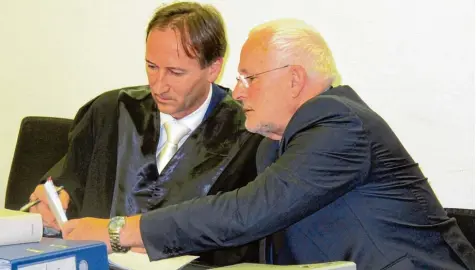  ?? Fotos: Thomas Wunder ?? Manfred Schilcher (rechts) gestern zu Beginn der Verhandlun­g vor der Wirtschaft­sstrafkamm­er am Landgerich­t Augsburg mit seinem Verteidige­r Joachim Feller. Der frühere Kämmerer muss sich wegen des Vorwurfs der Untreue verantwort­en.