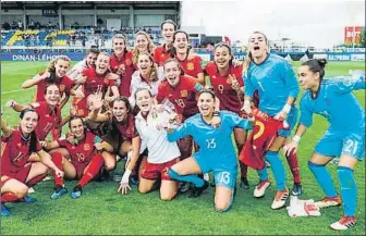  ?? FOTO: SEFUTBOL ?? Euforia tras pasar a cuartos Las jugadoras piden paso en el Mundial tras eliminar a Estados Unidos