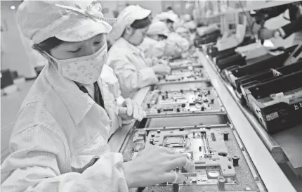  ?? 2010 AFP/GETTY IMAGES PHOTO ?? The report by China Labor Watch found the Foxconn plant broke multiple Chinese labor laws.