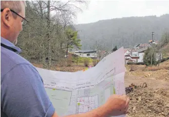  ?? FOTO: DAVID ZAPP ?? Hermann Trinkler schaut über den Bauplan auf die zukünftige­n Wohnmobils­tellplätze, die unterhalb des Wohnhauses an der Gnadenweil­er Straße entstehen.