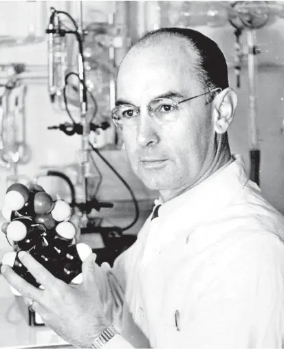  ??  ?? Albert Hofmann mit einem LSD-Modell in seinem Labor in Basel. 1938 synthetisi­erte er das Halluzinog­en erstmals, fünf Jahre später entdeckte er – versehentl­ich – dessen ungeheure Wirkung.