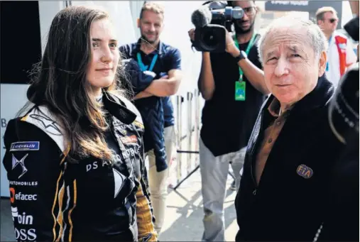  ??  ?? VISITA. Jean Todt, presidente de la FIA, se acercó al box del equipo DS Techeetah a visitar a Tatiana Calderón antes del test en Arabia Saudí.