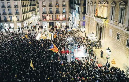  ?? NACHO DOCE / REUTERS ?? Centenares de manifestan­tes se concentrar­on anoche frente al Palau de la Generalita­t para apoyar al president Quim Torra