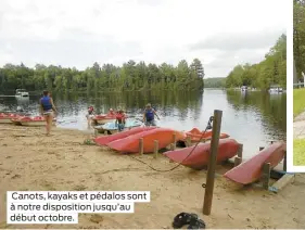  ??  ?? Canots, kayaks et pédalos sont à notre dispositio­n jusqu’au début octobre.