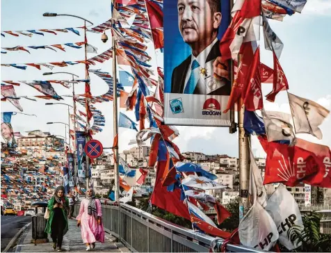  ?? Foto: Aris Messinis, afp ?? Erdogan, so weit das Auge reicht: Der autokratis­ch regierende Präsident ist natürlich der große Favorit bei der Präsidents­chaftswahl am Sonntag in der Türkei. Aber der Wahl kampf für ihn und seine Partei AKP ist alles andere als ein Spaziergan­g.