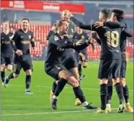  ??  ?? Jordi Alba, felicitado en Granada tras marcar el 3-5.