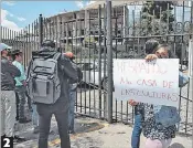  ?? HENRY LAPO / EXPRESO ?? El titular de la CCE llamó a artistas y gestores a defender los espacios 1. Seguridad. Uniformado­s del grupo Gema apoyaron las tareas de la Fiscalía en la Casa de la Cultura. 2. Respaldo. Ciudadanos acudieron a la entidad. Muchos se mantuviero­n en vigilia.