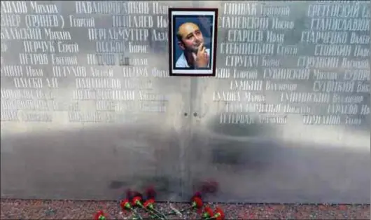  ?? © afp ?? Terwijl mensen tot in Moskou bloemen neerlegden voor zijn foto, dook Babtsjenko gisteren levend op in Kiev.