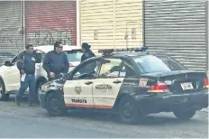  ??  ?? En el Estado de México, las únicas facultadas para infraccion­ar son agentes de tránsito mujeres, con uniforme negro y franja de color naranja en su camisola.