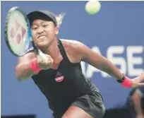  ?? EFE ?? Naomi Osaka, de Japón, en acción ante Madison Keys, de Estados Unidos, en un partido de las semifinale­s del Abierto de Tenis de Estados Unidos.