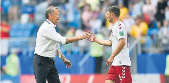  ?? FOTO: AP PHOTO/MARTIN MEISSNER ?? SLITNE: Åge Hareide takker Henrik Dalsgaard ettter 1-1 mot Australia. Etter kampen mente den norske treneren at spillerne er slitne.