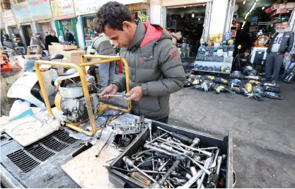  ?? FOTO: EPA/ALI ABBAS ?? Bagdad. En man fixar en generator, som behövs då elförsörjn­ingen slås ut.