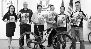  ??  ?? Yeo (third left) posing with Faith Wellness Centre director Nelson Campbell (second left) and KSH Bicycle Sabah branch manager Timothy Yong (right) during a courtesy visit at Kota Kinabalu City Hall, recently.