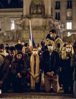  ?? ?? Novembre 2020, à Paris. Prières devant Saint-Sulpice contre l’interdicti­on des messes dans les églises pendant le reconfinem­ent.