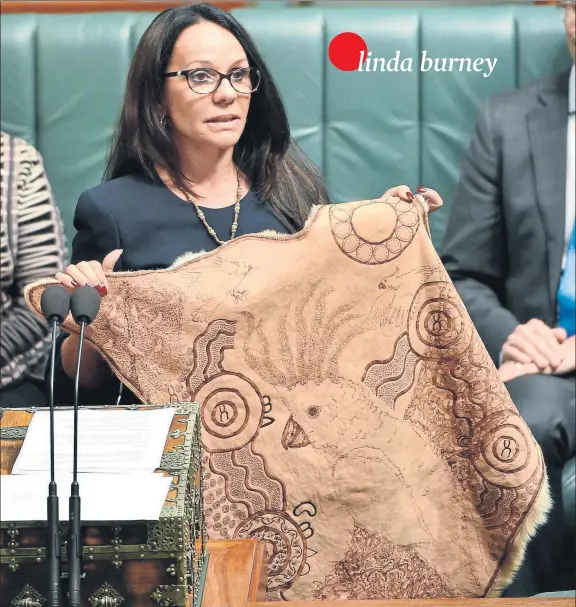  ?? DAVID FOOTE / AFP ?? Burney, el pasado 31 de agosto, mostrando un manto tradiciona­l de su comunidad el día que tomó posesión de su escaño en el Parlamento de Canberra