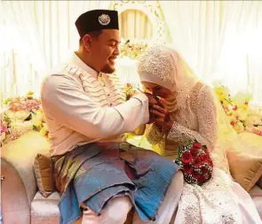  ?? — Bernama ?? Paralympia­n Muhammad Ziyad with his bride Zifirah Nasir at their wedding recently.