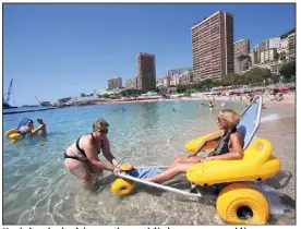  ??  ?? Une baignade sécurisée, un cadre apprécié, des personnes comblées.