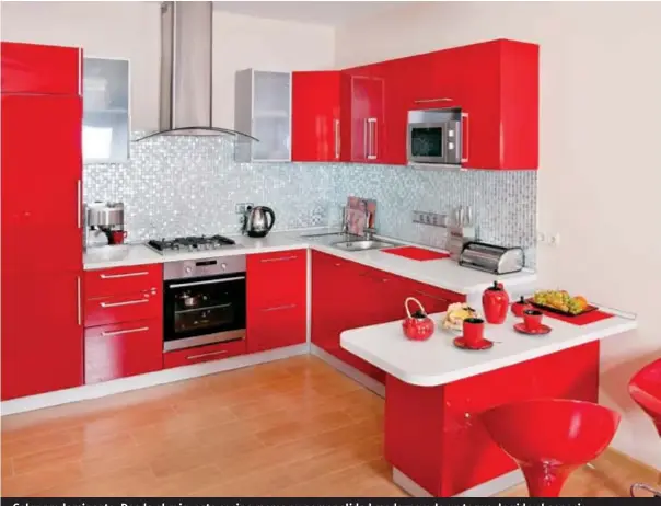 ??  ?? Color predominan­te. Desde el rojo, esta cocina marca su personalid­ad moderna y da un toque de vida al espacio.