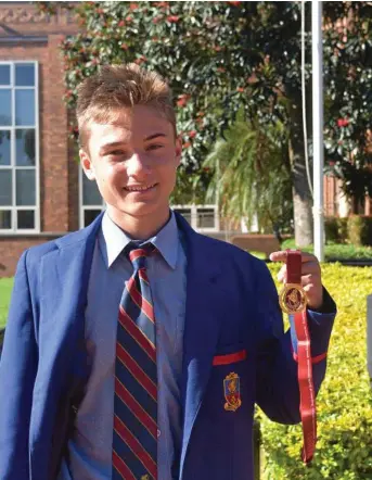  ?? Photo: Sean Teuma ?? RECORD TIME: Carter Blades proudly shows his gold medal from the 13-boys 400m event at the Queensland School Championsh­ips.