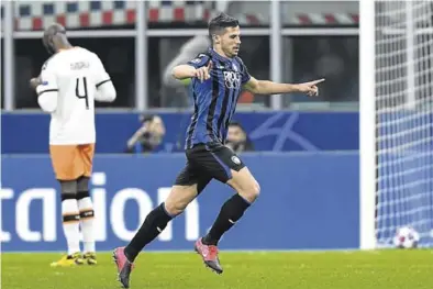  ?? AFP / GIUSEPPE MAFFIA ?? Remo Freuler celebra el tercer tanto del Atalanta en la ida de la Champions contra el Valencia.