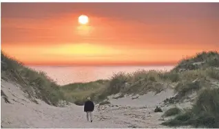  ?? FOTO: CHRISTIAN RÖWEKAMP/DPA-TMN ?? Ein Urlaub am Strand, mitten im Nirgendwo in einem einsamen Ferienhaus, zum Beispiel in Dänemark, sollte man in Corona-Zeiten eher spontan buchen.