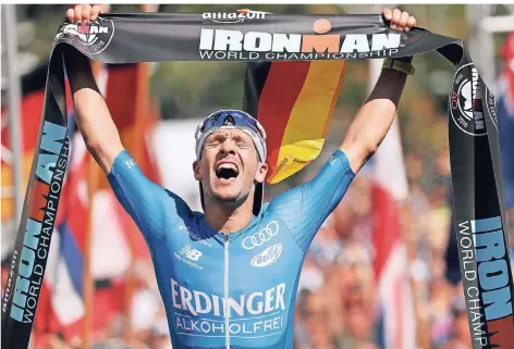  ?? FOTO: AP ?? Patrick Lange feiert beim Ironman auf Hawaii seinen zweiten Titel. Im Zielbereic­h geht er vor seiner Freundin auf die Knie.