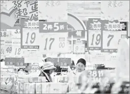  ?? ?? ▲ Ofertas en un supermerca­do en la provincia de Jiangsu, en el este de China. Foto Xinhua