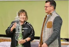  ?? Foto: L. Strobl ?? Oberbürger­meister und Schützenko­mmissar Jürgen Sorré überreicht­e der neuen Stadtkönig­in Sieglinde Baars den Pokal.
