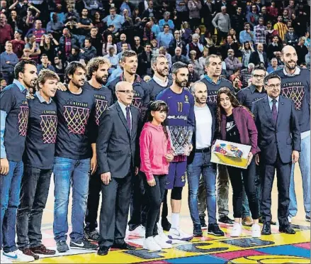  ?? ALEJANDRO GARCÍA / EFE ?? El escolta de Sant Feliu de Llobregat junto a sus hijas, sus excompañer­os, Iniesta, Bartomeu y Bladé