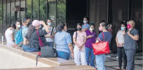  ?? FOTO: EL DEBATE ?? > Personal médico y hospitalar­io, frente a oficinas de la Secretaría de Salud.