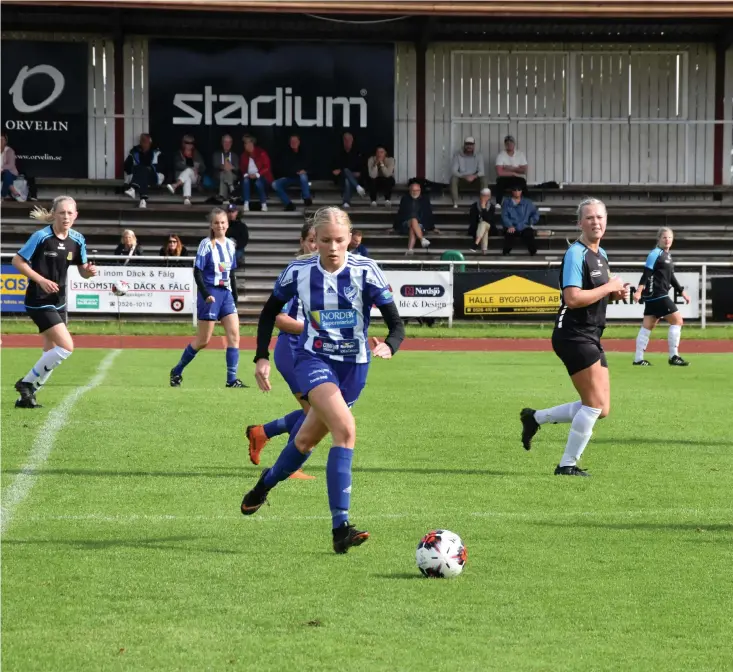  ??  ?? IFK Strömstads Emelie Törnros, med bollen, driver upp bollen mot Eds FF. Hennes frispark ledde fram till kvittering­smålet.