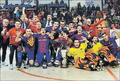  ?? FC BARCELONA ?? Los blaugrana celebran su 22.ª Copa, tercera consecutiv­a, ayer en el pabellón de Lloret