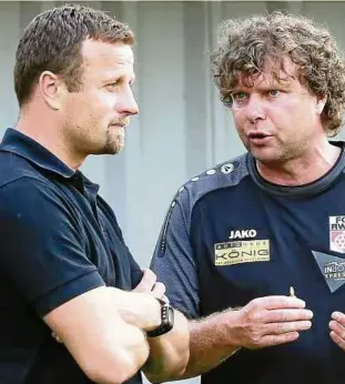  ?? Foto: Frank Steinhorst ?? Reger Austausch: Torsten Traub (links) mit Trainer Stefan Krämer.