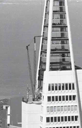  ?? Art Frisch / The Chronicle 1972 ?? Workers finish the top of the Transameri­ca Pyramid on March 29, 1972.