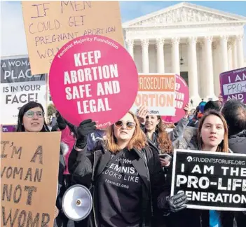  ??  ?? Manifestan­tes a favor del aborto protestan afuera de la Corte Suprema en enero.