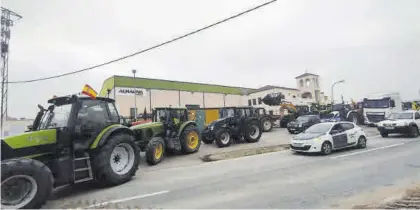  ?? ?? Reagrupami­ento de tractores en Bujalance antes de partir hacia El Carpio.