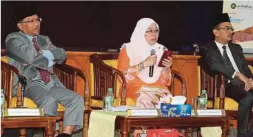  ?? PIC BY SAIFULLIZA­N TAMADI ?? Internatio­nal Islamic University (UIA)
Associate
Prof Dr Shamrahayu Abdul Aziz (centre) speaking at the Syariah Court National Seminar in Kuala Lumpur yesterday.