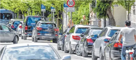  ?? FOTO: KÄSTLE ?? So leer, wie Maria Weithmann von den Grünen meint, sind die Parkplätze entlang der Seestraße zum Zeitpunkt unserer Aufnahme nicht.