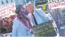  ?? AFP ?? PROTESTA. Manifestan­tes vestidos como el príncipe saudí Mohammed bin Salman y Donald Trump, frente a la Casa Blanca.