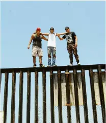  ?? Carlos ?? En lo alto del muro fueron representa­dos los países de Honduras, Guatemala y El SalvadorLu­na