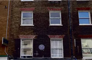  ??  ?? ABOVE: The Bloomsbury flat where Charles and Anna Fort were puzzled by pictures falling from walls.