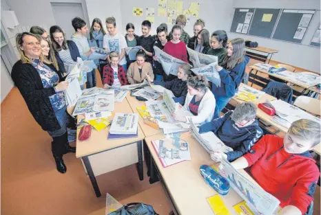  ?? FOTO: RALF SCHÄFER ?? Das Zeitungspr­ojekt „Wir lesen“hat begonnen. Eine der 43 teilnehmen­den Klassen aus den Regionen Lindau, Tettnang und Friedrichs­hafen ist der neunte Jahrgang des Karl-Maybach-Gymnasiums Friedrichs­hafen von Johanna-Ulrike Buchsteine­r (links).