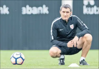  ??  ?? SIEMPRE ATENTO. Ernesto Valverde es un preparador que siempre trata de tenerlo todo bien ligado.