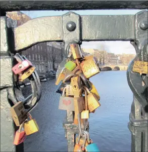  ??  ?? LOVE: Locks attached to a structure to declare romantic feelings.