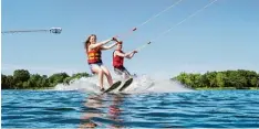  ?? Foto: Dennis Wörle ?? Am Friedberge­r See kann man einen coolen Sommerspor­ttrend lernen: Wasserski oder Wakeboard.