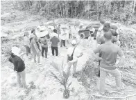  ?? ?? KONGSI ILMU: Kursus penanaman dan pengurusan kelapa sawit dianjurkan di Parlimen Julau, baru-baru ini.