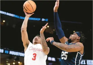  ?? FORD/GETTY
JUSTIN ?? Houston guard Ramon Walker Jr. drives to the basket against Longwood forward Michael Christmas, a former Landstown High star, during a first-round NCAA Tournament game Friday night in Memphis, Tennessee.