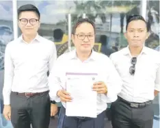  ??  ?? Chong (centre) flanked by Padungan assemblyma­n Wong King Wei (left) and Chong’s special assistant Aziz Isa, shows the letter to be submitted to MACC.