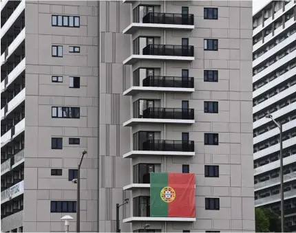  ??  ?? A Vila Olímpica e Paralímpic­a de Tóquio, no Japão, já exibe a Bandeira de Portugal. A partir de 23 de julho, mesmo sem espectador­es, a comitiva lusa sabe que pode contar com o apoio de toda a nação.